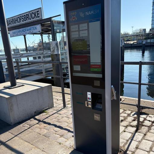 Neuer Fahrscheinautomat für SFK-Fahrgäste an der Bahnhofsbrücke Kiel